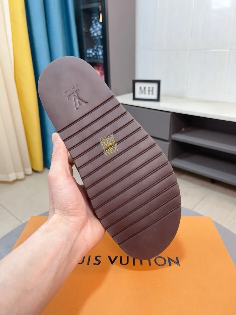 Men's shoes 💰360🌹🌹 (lv-Louis Vuitton) new men's sandals, high-end boutique, exquisite embossed logo decoration on the upper, fine workmanship, super soft soles, casual, loose and comfortable, a must-have in summer! \nsize：38-44